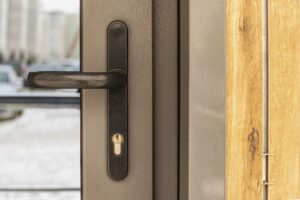 Drzwi zewnętrzne: wymiary – co oznaczają liczby opisujące drzwi wejściowe do domu?