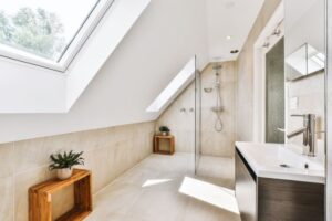 Inspiracje na urządzenie łazienki w przestrzeni pod skosami dachu – galeria kreatywnych rozwiązań