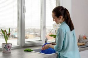 Jak skutecznie wyczyścić żaluzje, rolety, plisy i panele okienne na wiosnę