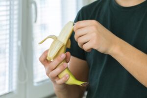 Jak przygotować nawóz z bananowych skórek i jak go używać – odpowiednie rośliny oraz zastosowanie