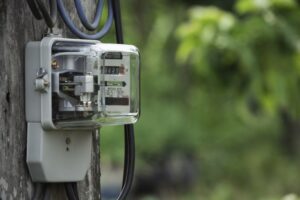 Nowoczesne rozwiązania dla elektryki w domach jednorodzinnych – jak zaprojektować przyłącze elektryczne